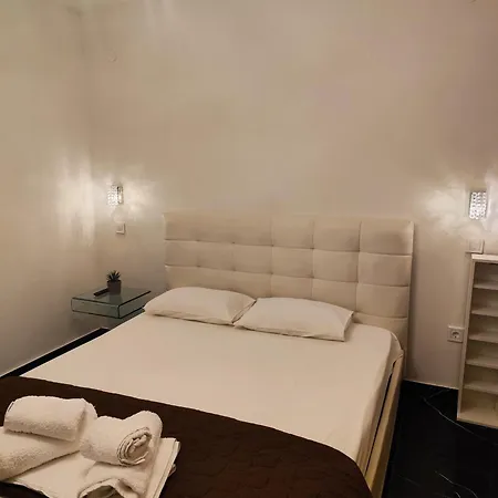 Althea & Χανιώτη